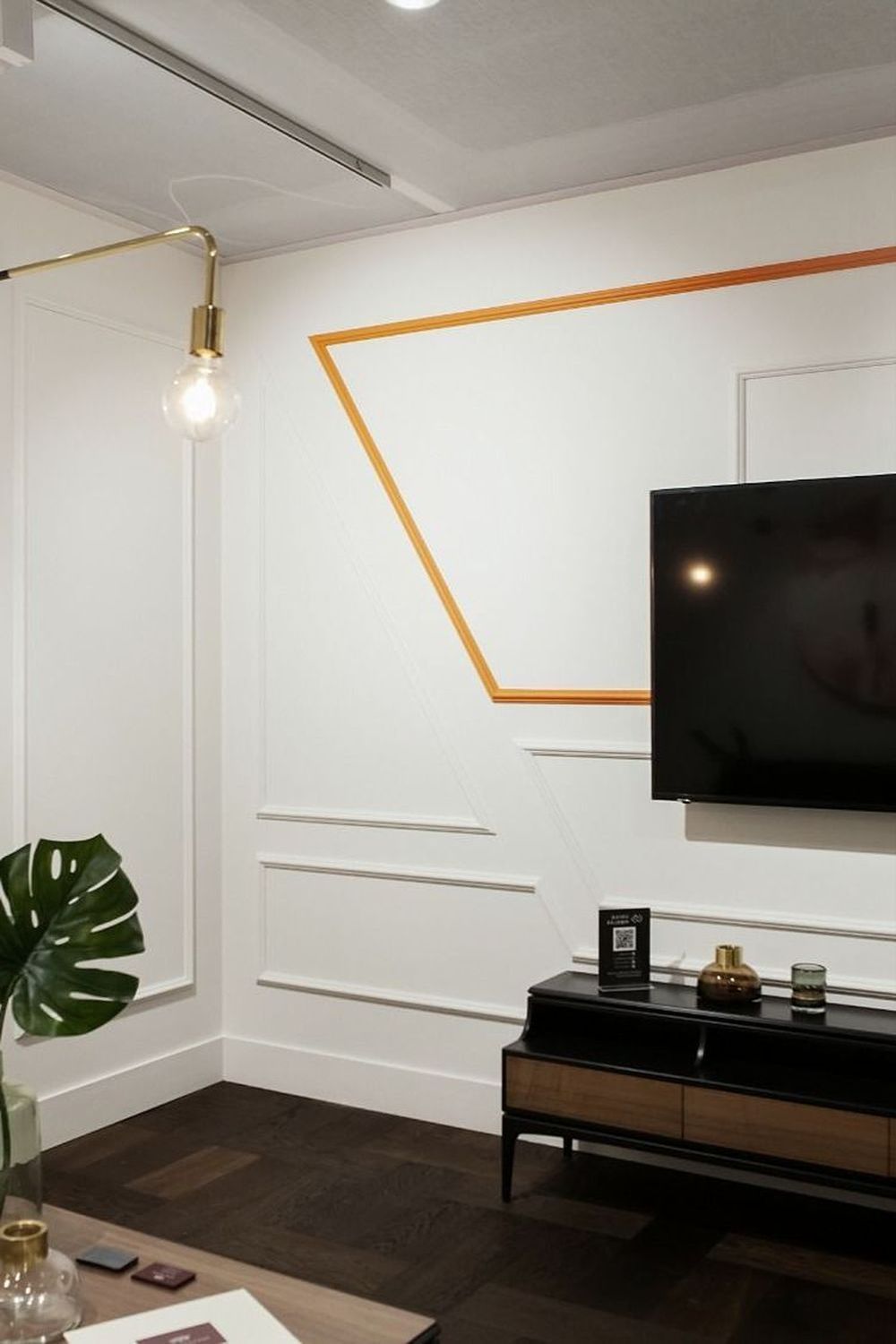 barevné lišty na stěně v prostoru TV v obývacím pokoji