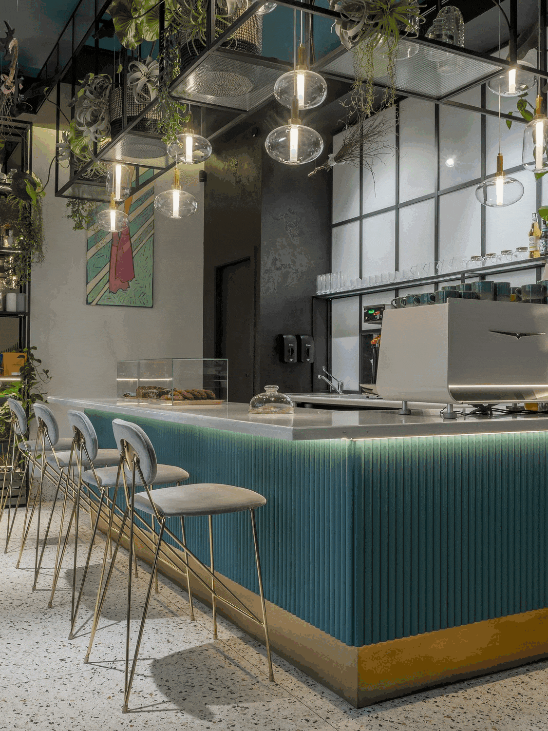 Игра света и тени на барной стойки в кафе с рельефными панелями Orac